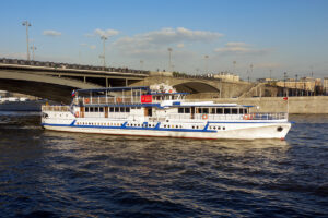 prosmotr-salyuta-na-den-goroda-ot-prichala-tspkio-na-bortu-teplokhoda-03