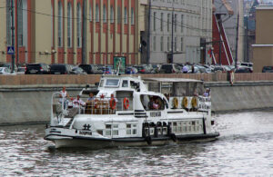 prosmotr-salyuta-na-den-goroda-ot-prichala-zaryade-na-teplokhodakh-02