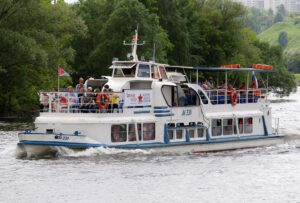 prosmotr-salyuta-na-den-goroda-ot-prichala-zaryade-na-teplokhodakh-03