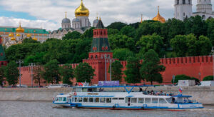 prosmotr-salyuta-na-den-pobedy-na-teplokhode-alina-bravo-ot-prichala-kiyevskiy-vokzal-03