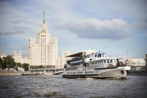 prosmotr-salyuta-na-den-pobedy-na-teplokhode-restorane-om-349-ot-prichala-kitay-gorod-02