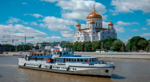 prosmotr-salyuta-na-den-pobedy-na-teplokhode-restorane-organizator-ot-prichala-neskuchniy-sad-02