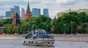 prosmotr-salyuta-na-den-pobedy-na-teplokhode-restorane-organizator-ot-prichala-neskuchniy-sad-03