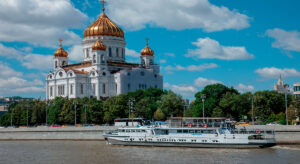 prosmotr-salyuta-na-den-pobedy-na-teplokhode-restorane-roza-vetrov-ot-prichala-kiyevskiy-vokzal-02