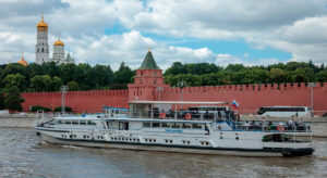 prosmotr-salyuta-na-den-pobedy-na-teplokhode-restorane-roza-vetrov-ot-prichala-kiyevskiy-vokzal-03