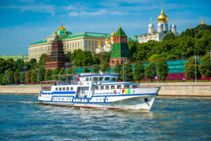 prosmotr-salyuta-na-den-pobedy-na-teplokhode-rio-ot-prichala-kitay-gorod-02