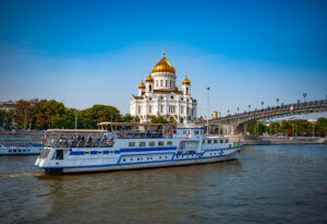 prosmotr-salyuta-na-den-pobedy-na-teplokhode-rio-ot-prichala-kitay-gorod-03