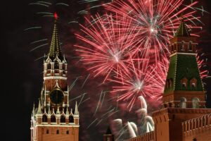 prosmotr-salyuta-v-chest-dnya-goroda-na-teplokhode-restorane-01