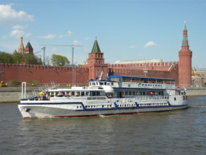 prosmotr-salyuta-v-chest-dnya-goroda-na-teplokhode-restorane-02