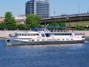 prosmotr-salyuta-v-chest-dnya-goroda-na-teplokhode-restorane-03