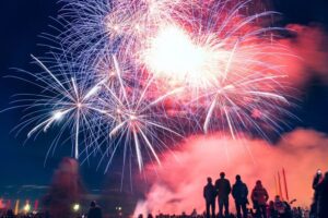 prosmotr-salyuta-v-chest-dnya-goroda-ot-prichala-krymskiy-most-na-bortu-teplokhoda-01