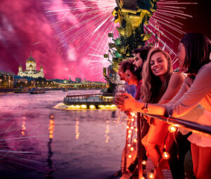 rechnaya-progulka-12-iyunya-s-uzhinom-programmoy-ot-veduschego-diskotekoy-i-prosmotrom-salyuta-01