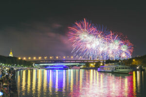 rechnaya-progulka-9-maya-s-diskotekoy-i-prosmotrom-salyuta-na-teplokhode-evropa-01