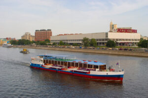 rechnaya-progulka-9-maya-s-diskotekoy-i-prosmotrom-salyuta-na-teplokhode-evropa-02