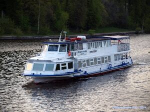 rechnaya-progulka-i-salyut-9-maya-s-uzhinom-na-bortu-teplokhoda-trotter-02