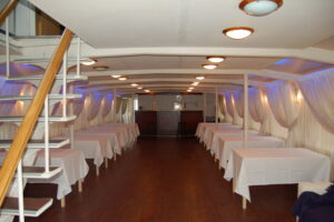 rechnaya-progulka-i-salyut-9-maya-s-uzhinom-na-bortu-teplokhoda-trotter-03