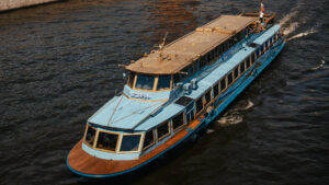 rechnaya-progulka-na-dizaynerskikh-teplokhodakh-moris-ili-volna-ot-kievskogo-vokzala-01