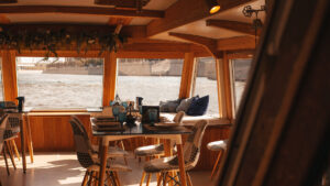 rechnaya-progulka-na-dizaynerskikh-teplokhodakh-moris-ili-volna-ot-kievskogo-vokzala-10