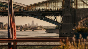 rechnaya-progulka-na-dizaynerskikh-teplokhodakh-moris-ili-volna-ot-kievskogo-vokzala-11