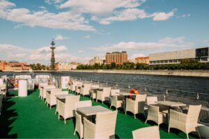rechnaya-progulka-na-panoramnom-teplokhode-river-launzh-po-tsentru-moskvy-s-obedom-ili-uzhinom-05