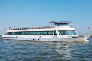 rechnaya-progulka-na-panoramnom-teplokhode-river-launzh-po-tsentru-moskvy-s-obedom-ili-uzhinom-06