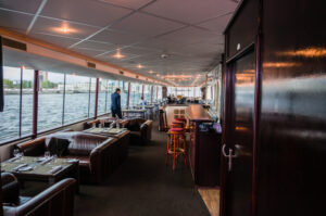 rechnaya-progulka-na-panoramnom-teplokhode-river-launzh-po-tsentru-moskvy-s-obedom-ili-uzhinom-08