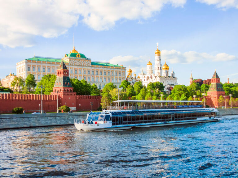 Речная прогулка на панорамном теплоходе «Ривер Палас» (River Palace) по центру Москвы с обедом или ужином