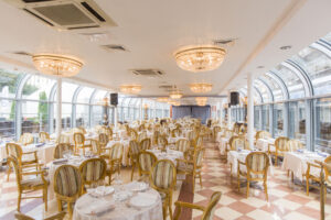 rechnaya-progulka-na-panoramnom-teplokhode-river-palas-po-tsentru-moskvy-s-obedom-ili-uzhinom-03