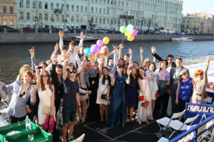 rechnaya-progulka-na-posledniy-zvonok-2020-na-komfortabelnom-teplokhode-loft-boat-01