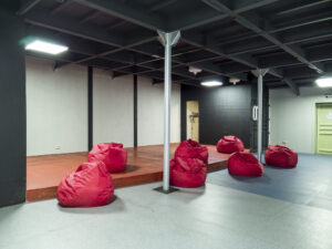 rechnaya-progulka-na-posledniy-zvonok-2020-na-komfortabelnom-teplokhode-loft-boat-07