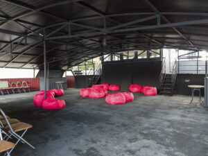 rechnaya-progulka-na-posledniy-zvonok-2020-na-komfortabelnom-teplokhode-loft-boat-09