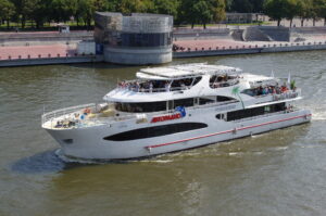 rechnaya-progulka-na-stilnoy-trekhpalubnoy-yakhte-restorane-klassa-lyuks-palma-de-sochi-06