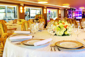 rechnaya-progulka-na-stilnoy-trekhpalubnoy-yakhte-restorane-klassa-lyuks-palma-de-sochi-07