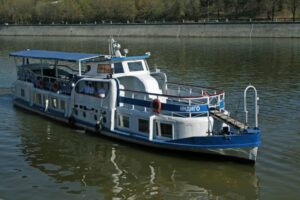 rechnaya-progulka-na-teplokhode-burger-xxl-pivo-ili-napitok-02