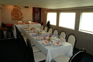 rechnaya-progulka-na-teplokhode-burger-xxl-pivo-ili-napitok-04