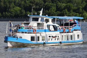 rechnaya-progulka-na-teplokhode-burger-xxl-pivo-ili-napitok-05