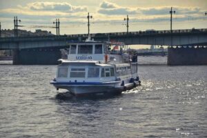 rechnaya-progulka-na-teplokhode-po-sankt-peterburgu-02