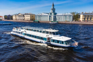 rechnaya-progulka-na-teplokhode-po-sankt-peterburgu-04