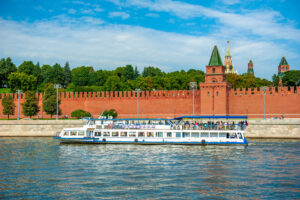 rechnaya-progulka-na-teplokhode-v-den-rossii-s-zhivoy-muzykoy-s-prosmotrom-feyerverka-i-uzhinom-04