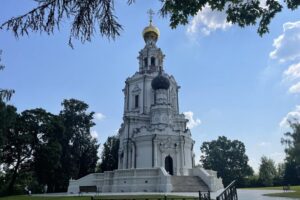 rechnaya-progulka-na-teplokhode-vykhodnogo-dnya-v-podvore-pokrovskogo-monastyrya-01