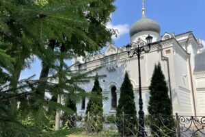 rechnaya-progulka-na-teplokhode-vykhodnogo-dnya-v-podvore-pokrovskogo-monastyrya-02