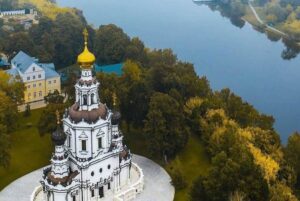 rechnaya-progulka-na-teplokhode-vykhodnogo-dnya-v-podvore-pokrovskogo-monastyrya-04