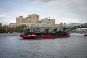 rechnaya-progulka-na-unikalnom-teplokhode-parikhod-rio-1-v-den-rossii-06