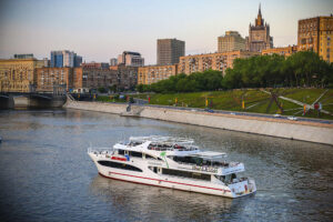 rechnaya-progulka-na-yakhte-restorane-klassa-lyuks-palma-de-sochi-v-den-goroda-01