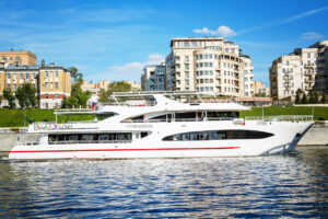 rechnaya-progulka-na-yakhte-restorane-klassa-lyuks-palma-de-sochi-v-den-goroda-02