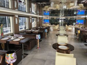 rechnaya-progulka-na-yakhte-restorane-klassa-lyuks-palma-de-sochi-v-den-goroda-11