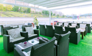 rechnaya-progulka-na-yakhte-restorane-klassa-lyuks-palma-de-sochi-v-den-goroda-12