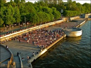 progulka-na-teplohode-po-unikalnomu-marshrutu-ot-moskva-siti-do-parka-zaryade-30