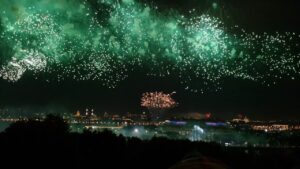 rechnaya-progulka-ot-moskva-siti-s-prosmotrom-salyuta-v-den-goroda-02