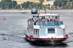 rechnaya-progulka-ot-moskva-siti-s-prosmotrom-salyuta-v-den-goroda-03